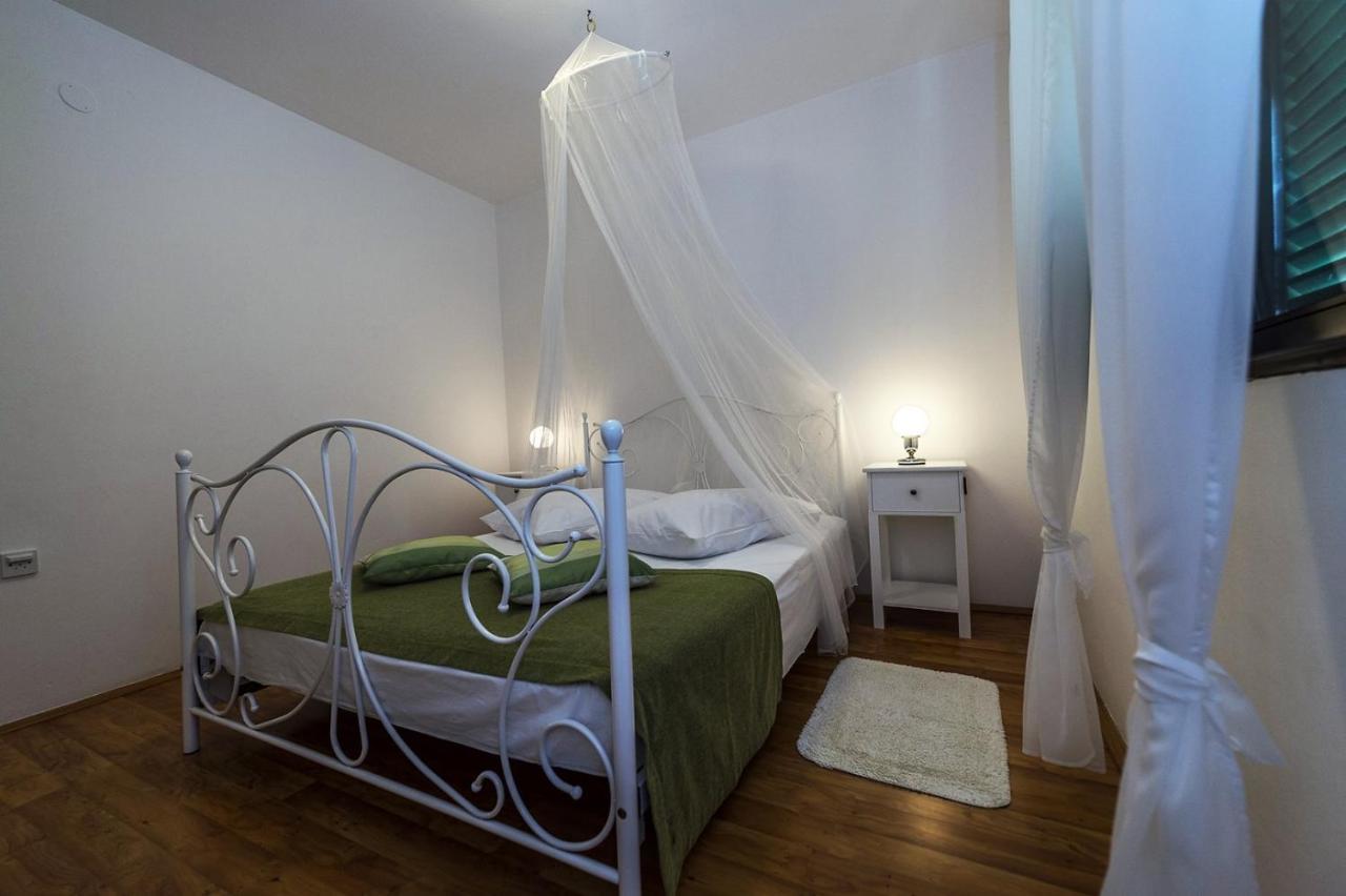 Spacious Three-Bedroom Villa Balun With Pool Porec Bagian luar foto